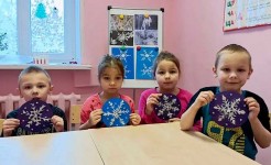 Сегодня в младшей группе царила атмосфера настоящего творчества, ребятами освоили необычную технику рисования, которая позволила им создать волшебные снежинки