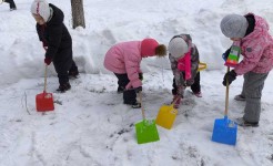 Наши маленькие помощники из группы "Малышок" на уборке снега!