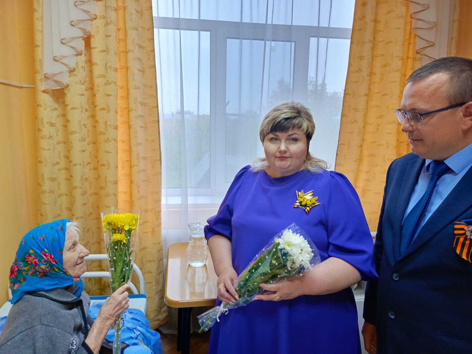Вручение именных поздравительных открыток, подарков и цветов ко Дню Победы