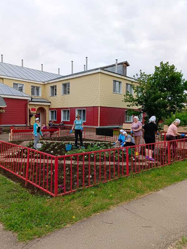 Субботник по прополке цветников