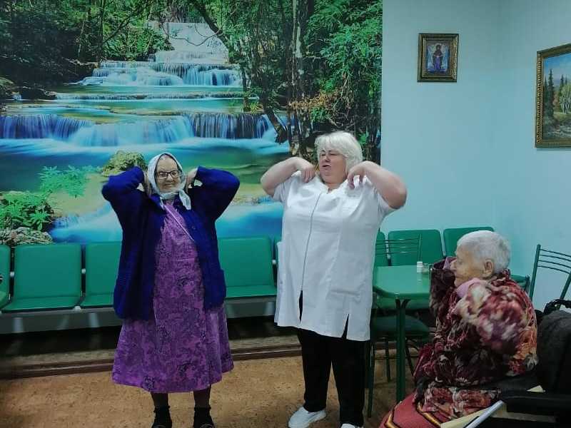 Занятия с получателями социальных услуг гимнастикой.