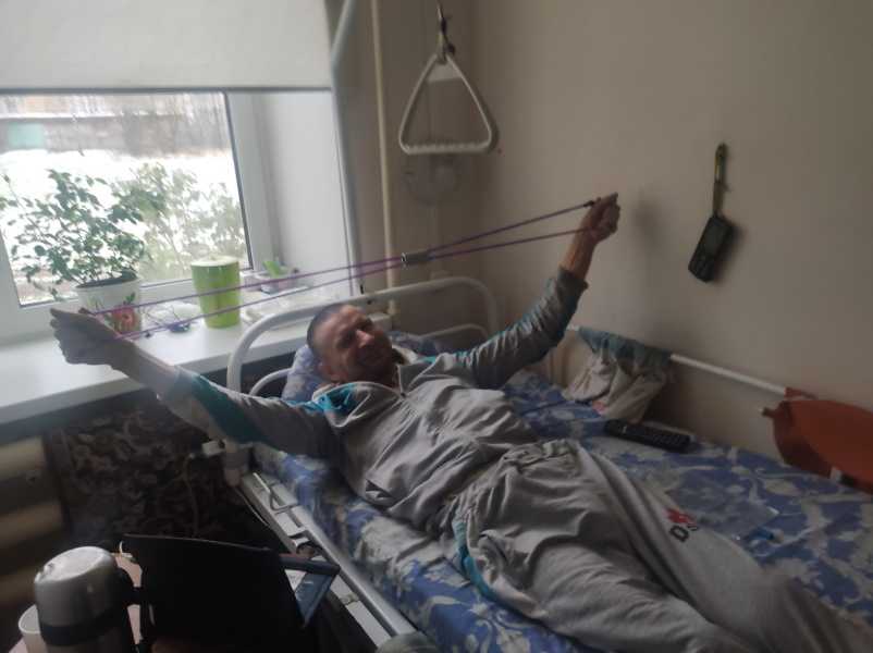 Занятия с получателями социальных услуг с помощью эспандера.