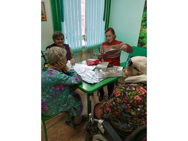 Арт-терапевтическое занятие с получателями социальных услуг.