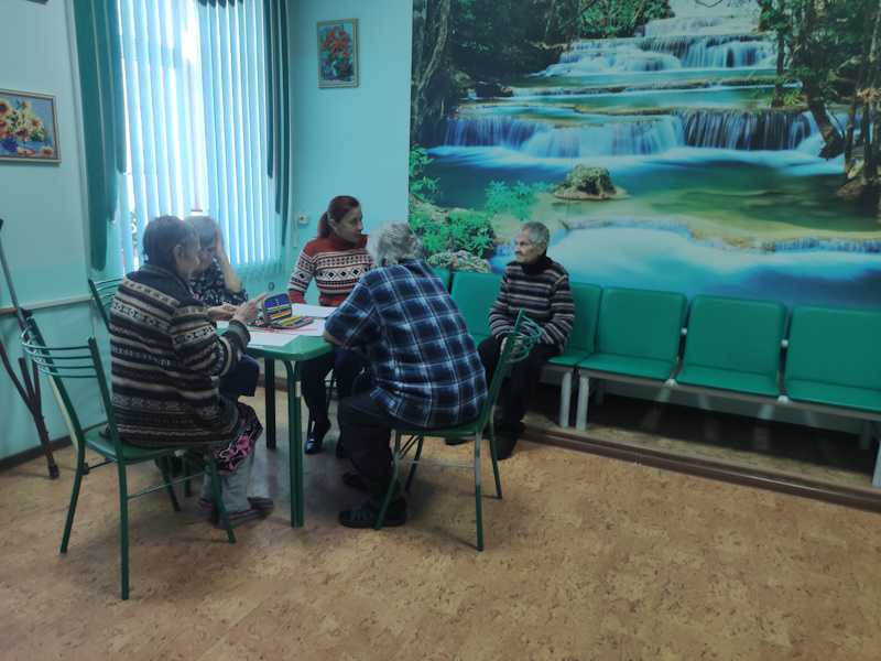 Знакомство получателей социальных услуг с техникой ИЗО-терапия.