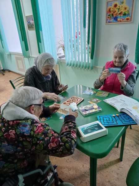 Занятие на улучшение работы головного мозга у получателей социальных услуг.