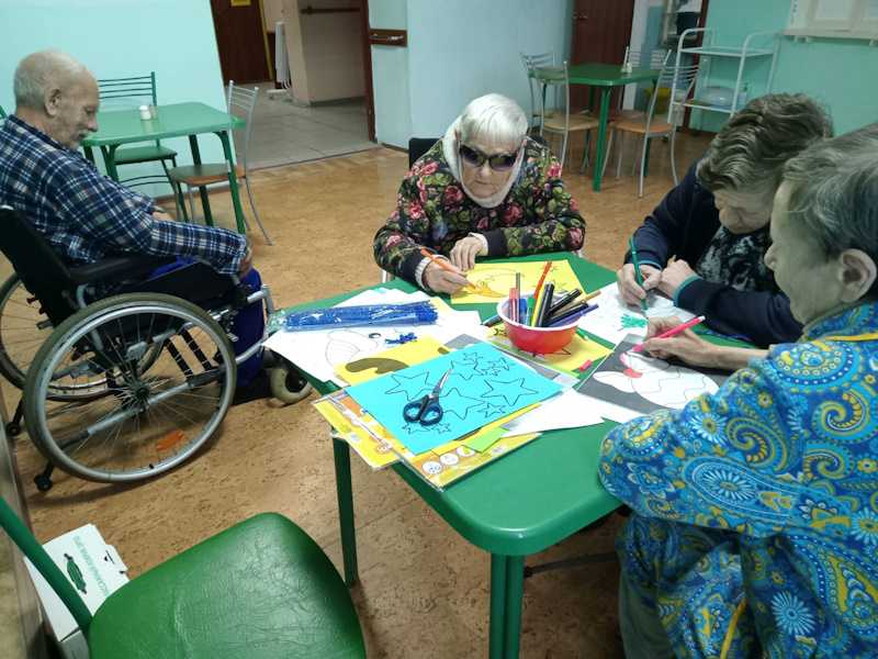 Создание праздничного настроения руками получателей социальных услуг.