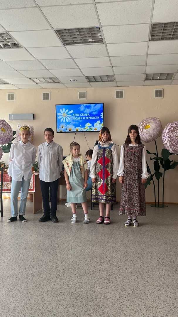 Сегодня в ГБУ «ОСРЦН «Бригантина» прошли мероприятия, посвященные самому трогательному и светлому празднику – «Дню Семьи, Любви и Верности», с целью формирования у воспитанников представления о семье, как о людях, которые живут вместе, любят друг друга, з