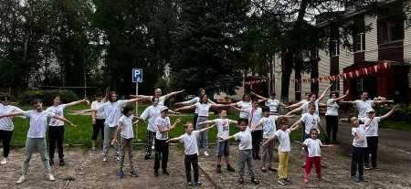 Флешмоб «Ты, я, он, она - вместе целая страна!».