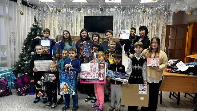 Шуршит бумага, разлетаются в стороны бантики… Шум, гам, смех, удивление-вот такая атмосфера витает в Учреждении!