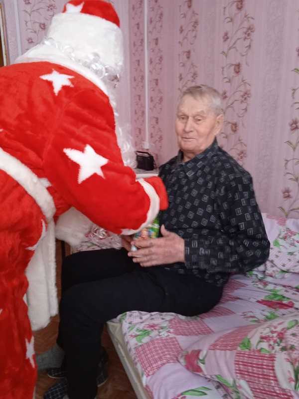 Дед Мороз и Снегурочка в гостях в  филиале с. Кетрсь