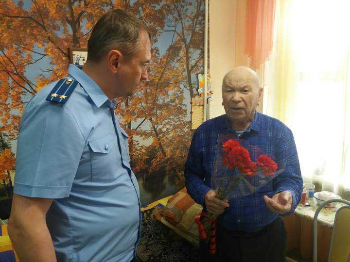 Посещение прокурором участника ВОв Охлопкова А.А.