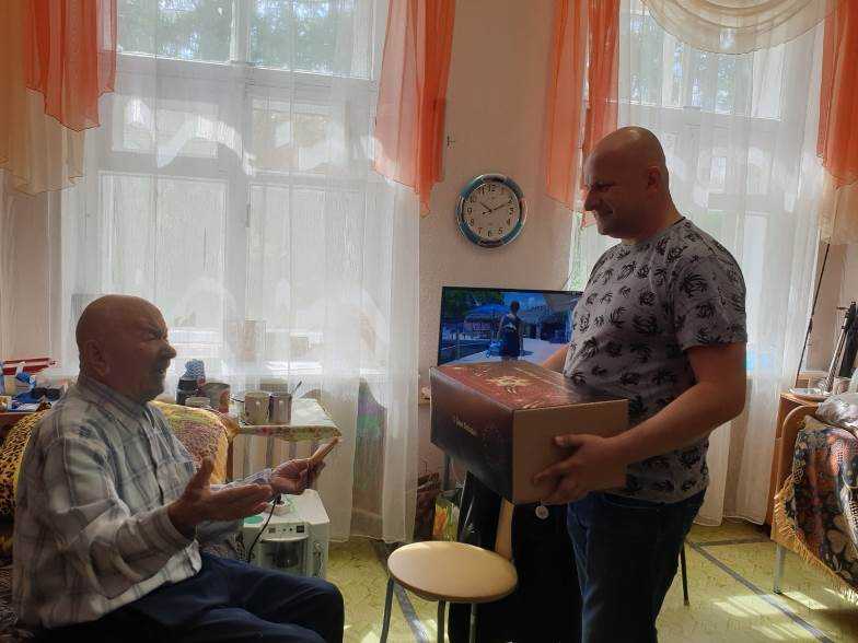 Депутаты посетили ветерана