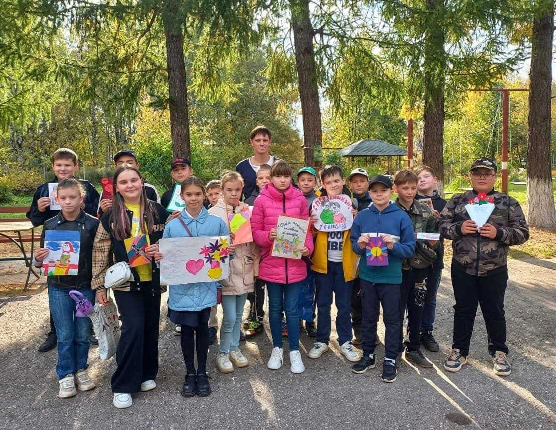 Ученики 5 класса поздравили с праздником наших бабушек и дедушек