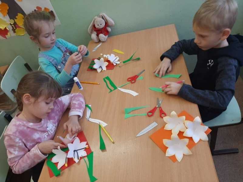 «Букет лилий в подарок любимой маме»