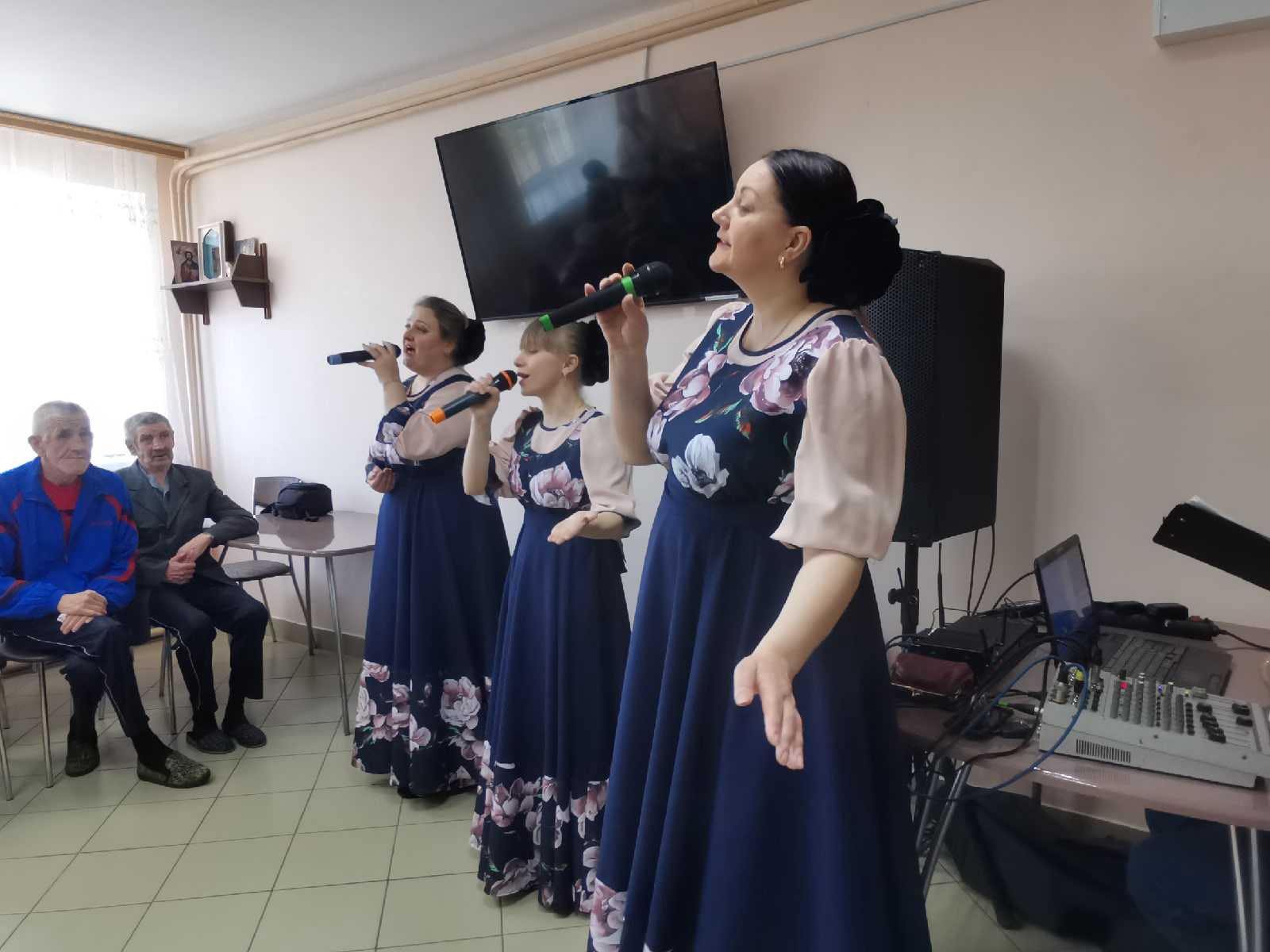 «И мая песнь слышна кругом…»