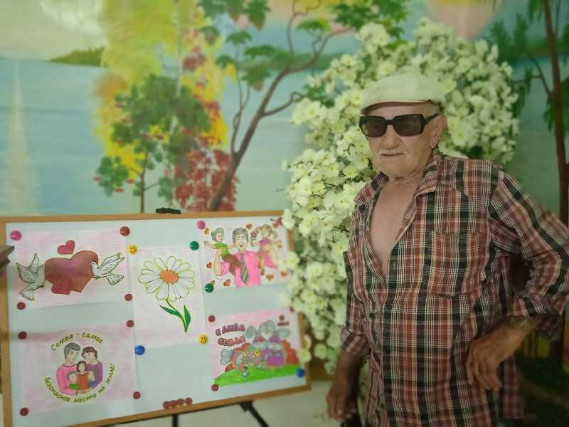 Выставка рисунков «День семьи, любви и верности…»