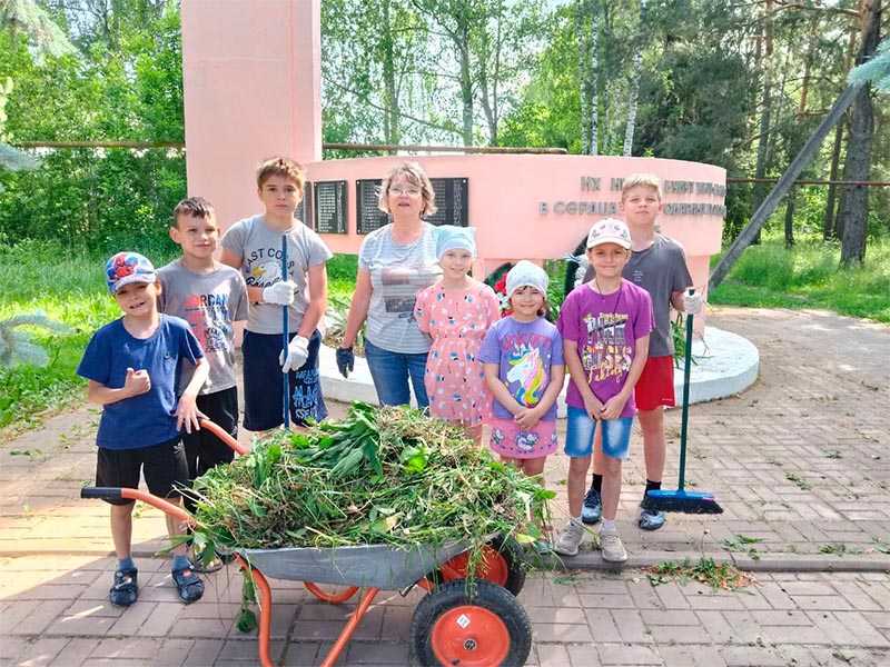 Благоустройство клумб и наведение порядка у памятника погибшим воинам в д. Кузнецово