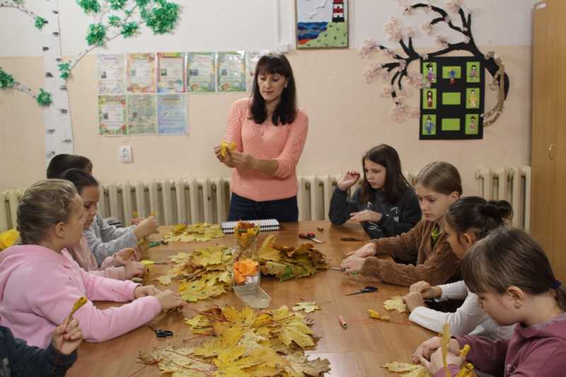 Осенние розы из кленовых листьев
