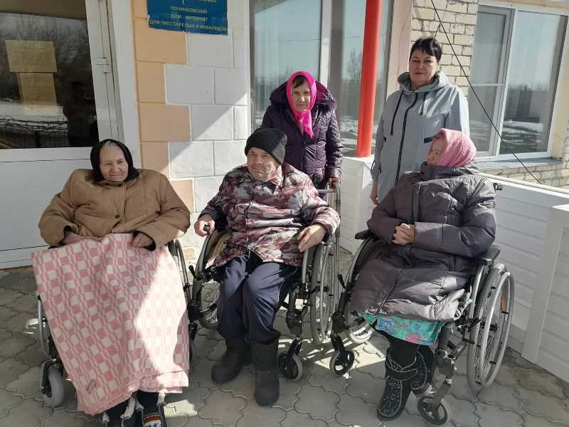 Прогулки немобильных и маломобильных получателей социальных услуг