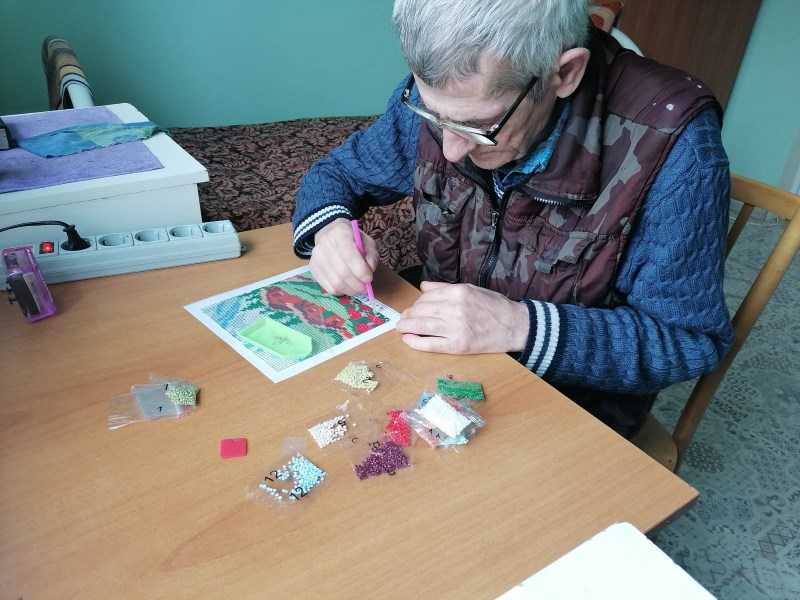 Выкладка картин из алмазной мозаики.