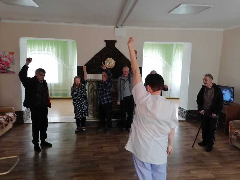 Физкультминутка с получателями социальных услуг.