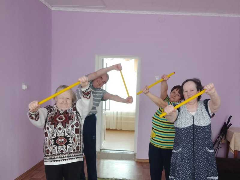 Упражнение с гимнастическими палками.