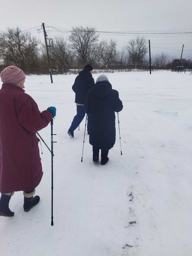 Скандинавская ходьба с палками для пожилых людей