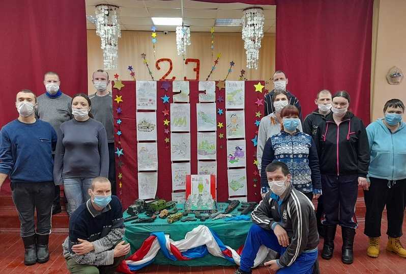 Выставка рисунков и макетов военной техники 