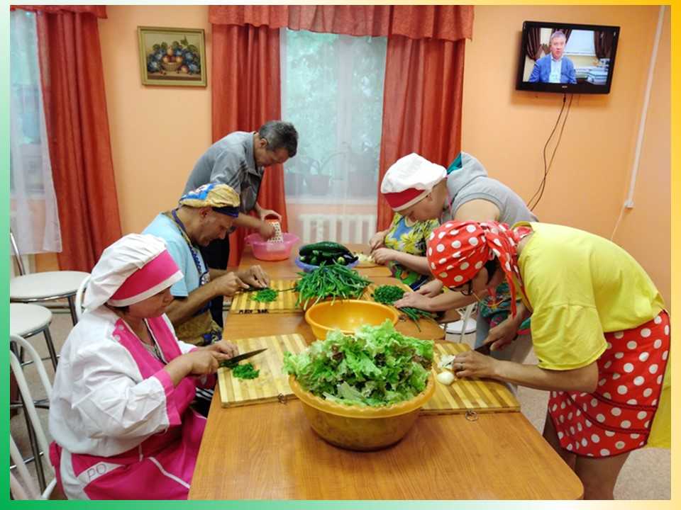 Домоводство. Плов и салат.