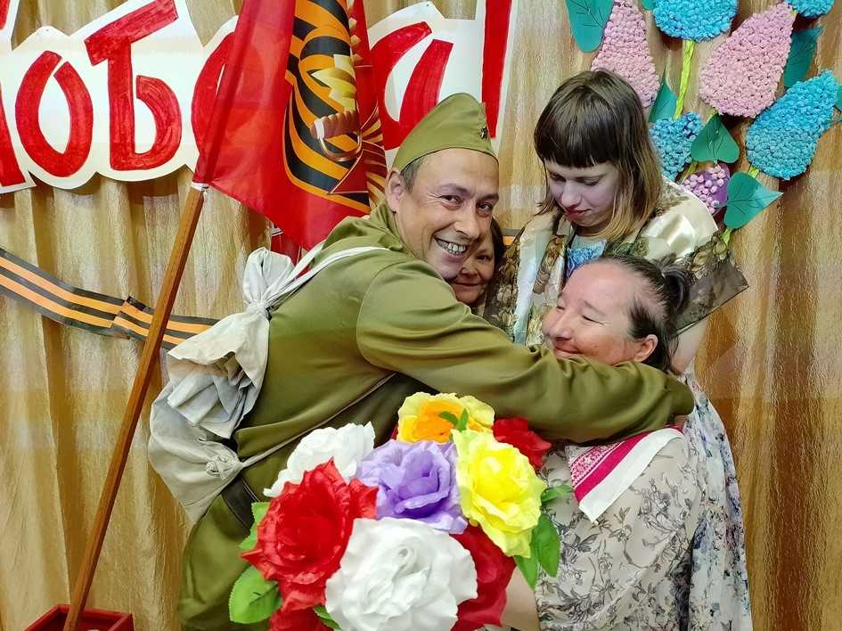 «Кто сказал, что надо бросить песни на войне…»