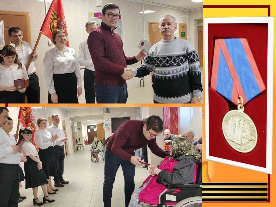 Вручение нагрудных знаков 