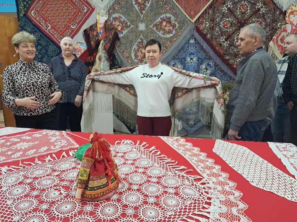 «Женщина в шали и кружеве»