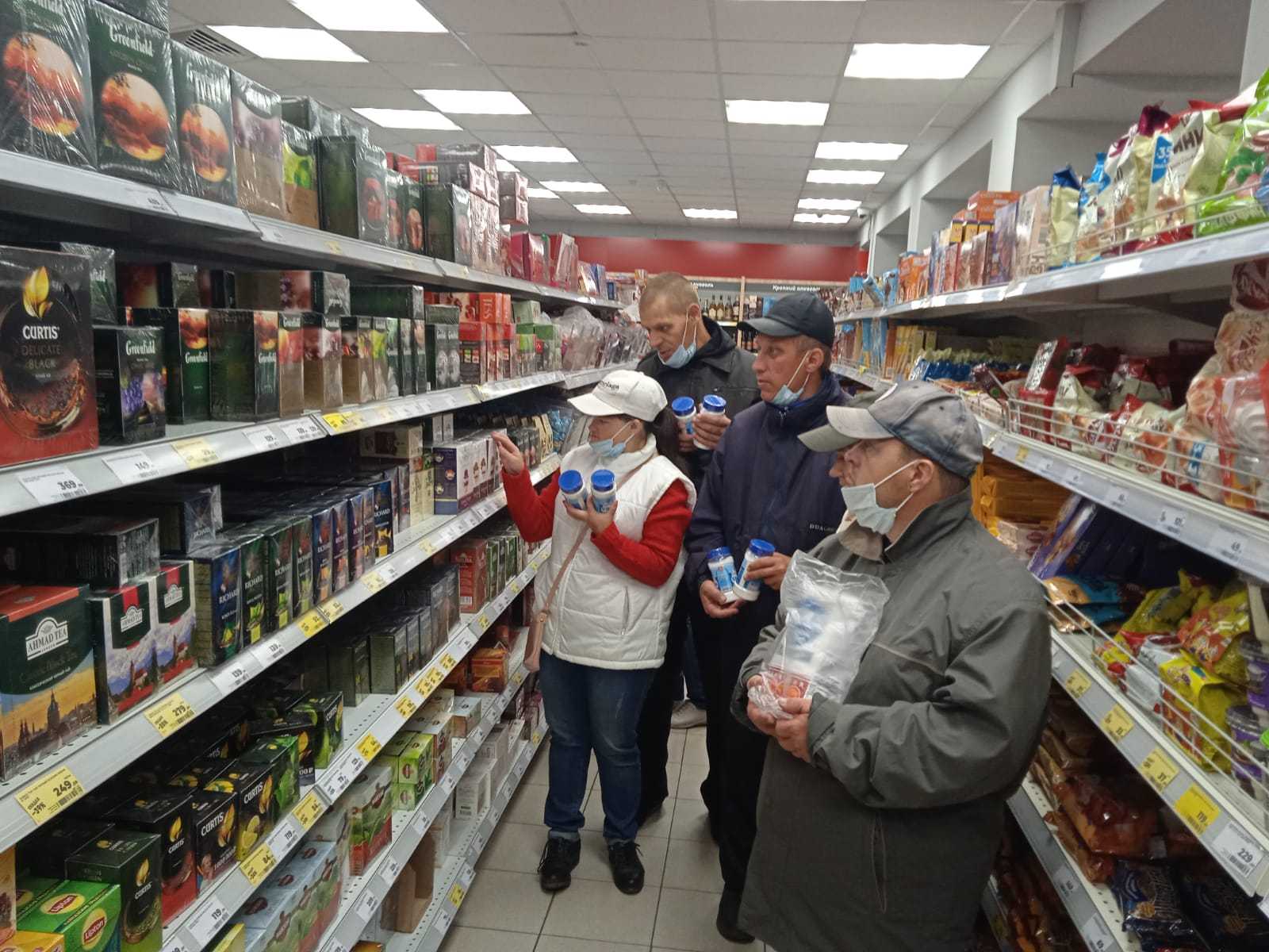 У витрины универсама