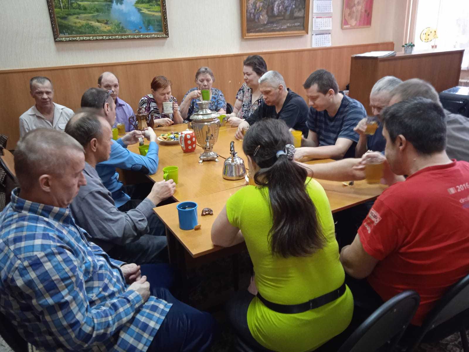 У самовара…!