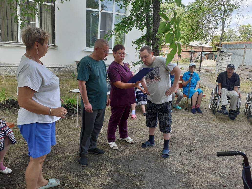 Игры в летнем сквере