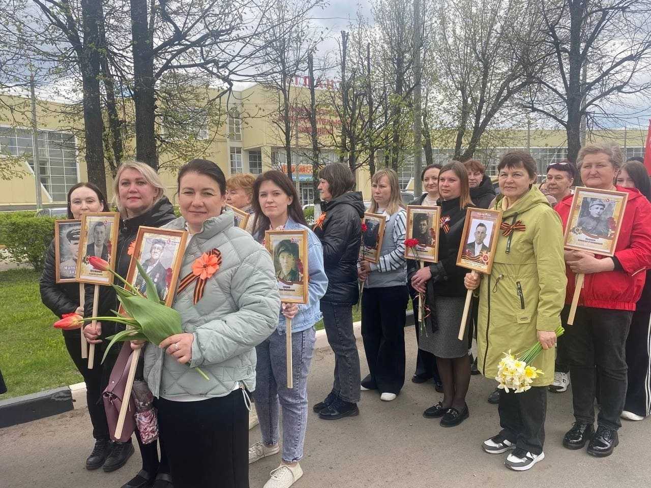 Сотрудники нашего учреждения приняли участие в торжественном митинге, посвященный Дню Победы и возложению цветов и венков к памятнику погибшим войнам.
