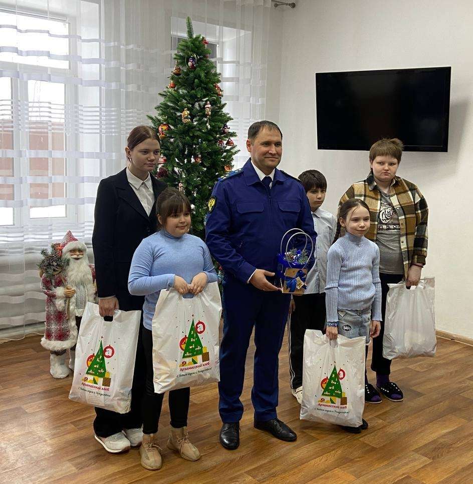 Друзья поздравляют детей приюта 