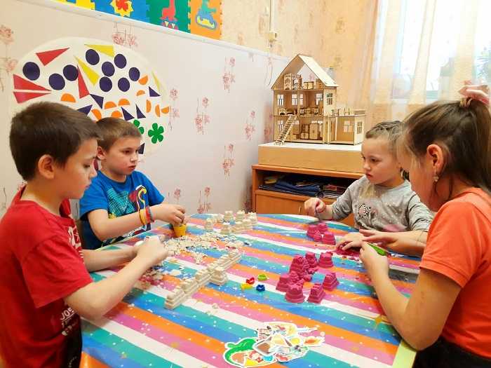 Игровое развивающее занятие с кинетическим песком «Волшебный песок»,  для  развития тактильно-кинестетической чувствительности, творческого воображения, а так же для создания положительного психоэмоционального настроя.