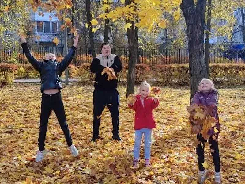 Воспользовавшись прекрасным солнечным днем, ребята вместе с воспитателями отправились гулять в парк 