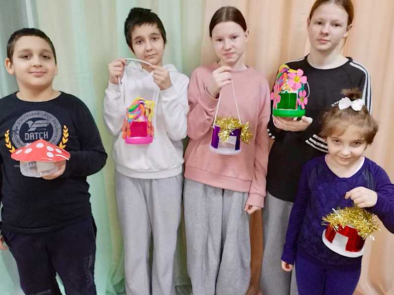 Воспитатели провели потрясающий мастер-класс для ребят, посвященный изготовлению кормушек для птиц