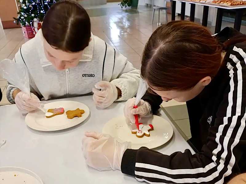 В минувшую субботу наши ребята окунулись в предновогоднюю сказку, приняв участие в мастер-классе по росписи пряников от компании 