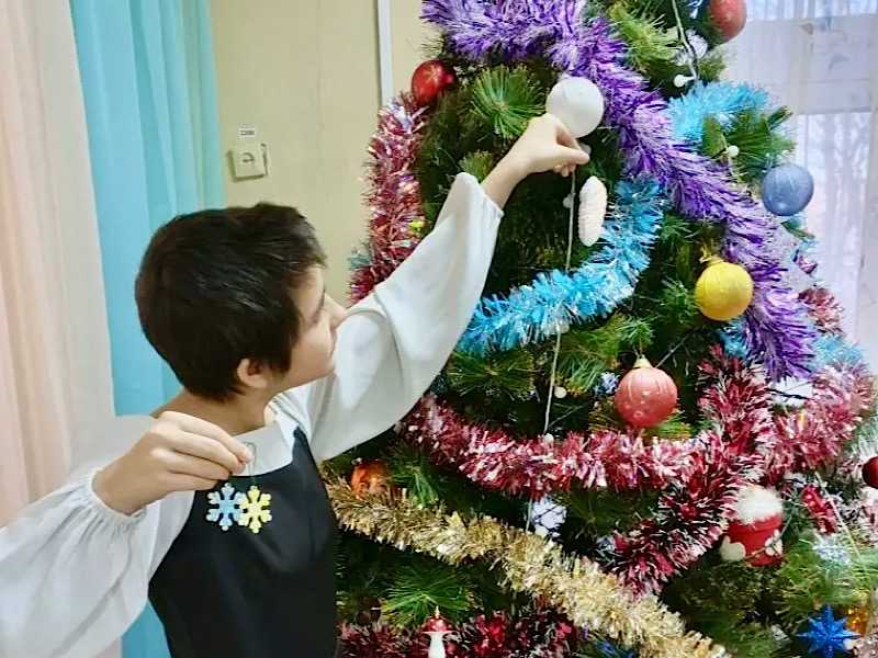 Сегодня состоялось маленькое волшебство – новогодний мастер-класс по росписи ёлочных игрушек из пенопласта