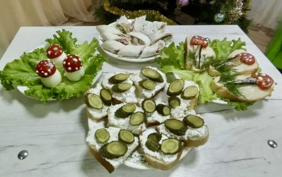 Сегодня в нашем центре царила по-настоящему праздничная атмосфера! Ребята приняли участие в кулинарном мастер-классе, посвящённом созданию оригинальных украшений для новогоднего стола