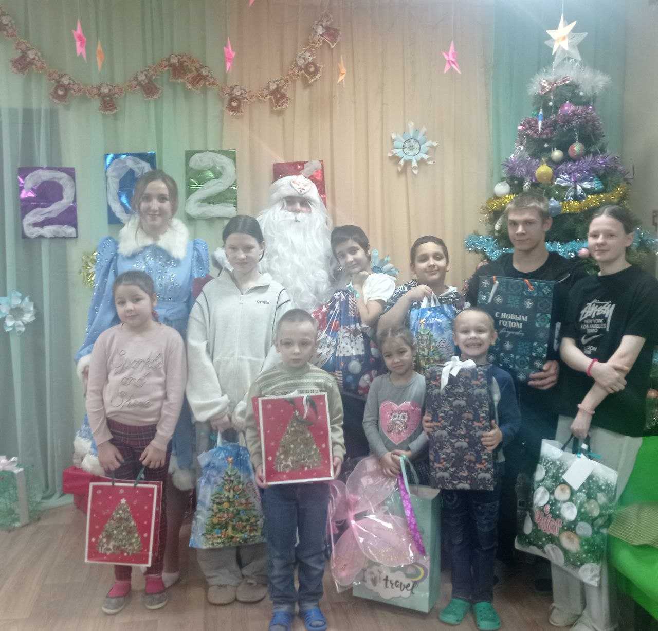 В этом году традиционно в гости к нашим воспитанникам с новогодними подарками  и тёплыми пожеланиями пришли представители компании Сибур Нефтехим