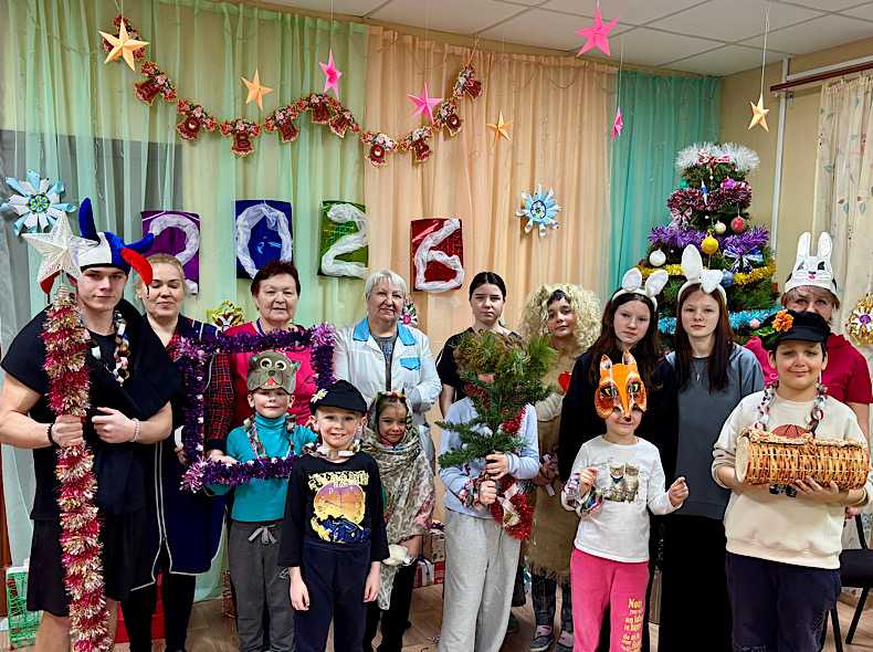 Наши ребята, нарядившись в яркие маски и костюмы, отправились по Центру, чтобы порадовать всех колядками