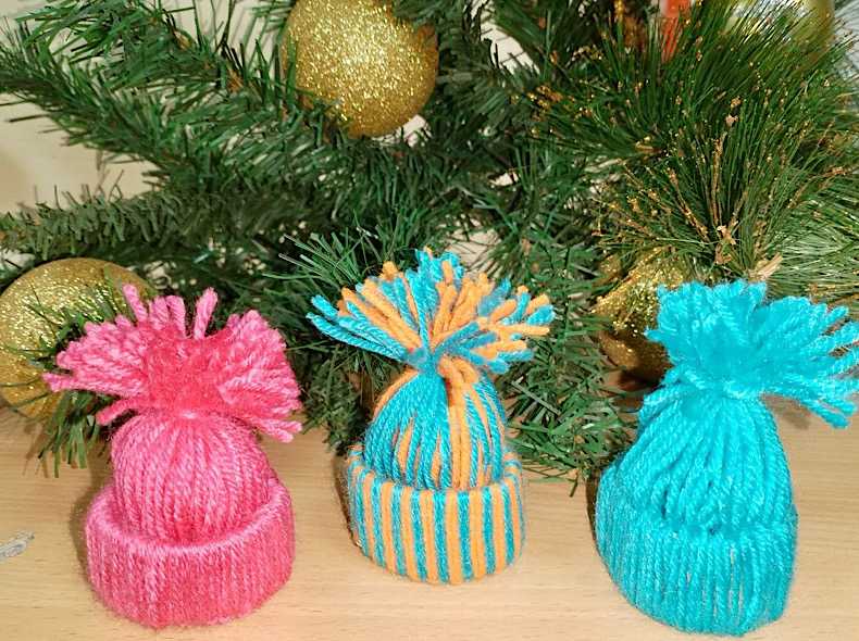 Наши юные мастерицы из старшей группы на проведенном для них мастер-классе овладели техникой изготовления очаровательных шапочек из ниток