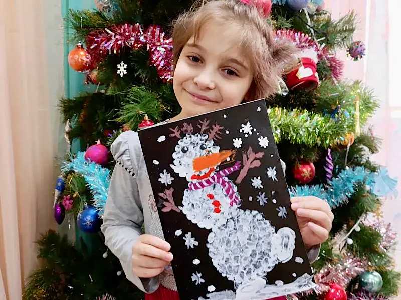 Младшие ребята рисовали забавных снеговичков при помощи волшебной техники пальчиковой живописи