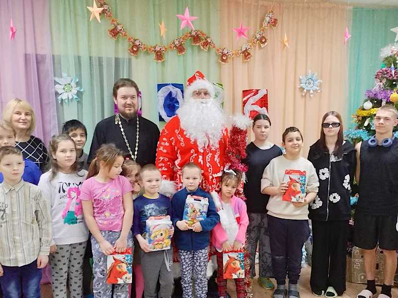 К нашим ребятам пришли с рождественскими поздравлениями настоятель Храма преподобного Антония Великого, ребята из воскресной школы и Дед Мороз