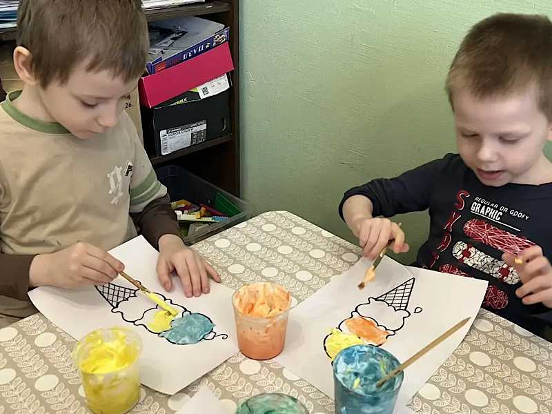 Ребята дошкольного возраста погрузились в мир творчества на мастер-классе «Необычное в обычном», где освоили уникальную технику рисования