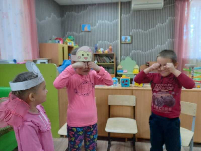 МАЛЫШИ УЧАТСЯ ЗАПОМИНАТЬ И ИНСЦЕНИРОВАТЬ СКАЗКИ